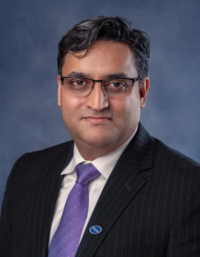 <a 
       href="http://www.linkedin.com/in/rachit-mahajan-cpa-04596240/"
        
        rel="noopener noreferrer" 
        class="text-blue-600 font-bold  hover:underline"
        target="_blank"
      >
     Rachit Mahajan 
      </a>
